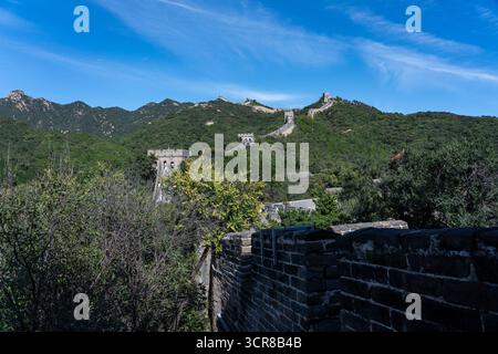 Pechino, Cina - 18 settembre 2025 : la storica grande Muraglia Cinese si estende attraverso le verdeggianti montagne vicino a Pechino, mostrando l'architettura antica Foto Stock