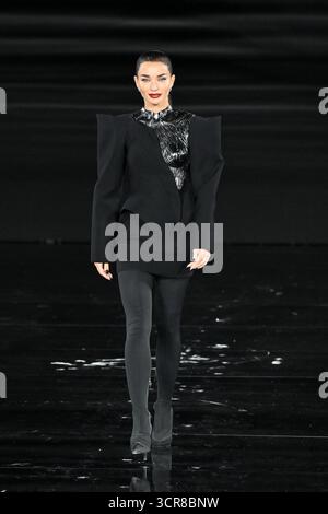 Parigi, Francia. 29 settembre 2025. Amy Jackson cammina sulla passerella della sfilata L Oreal Fashion Show durante la Paris Fashion Week a Parigi, Francia, il 29 settembre 2025. Foto di Julien Reynaud/APS-Medias/ABACAPRESS.COM credito: Abaca Press/Alamy Live News Foto Stock
