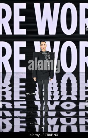 Parigi, Francia. 29 settembre 2025. Amy Jackson cammina sulla passerella della sfilata L Oreal Fashion Show durante la Paris Fashion Week a Parigi, Francia, il 29 settembre 2025. Foto di Julien Reynaud/APS-Medias/ABACAPRESS.COM credito: Abaca Press/Alamy Live News Foto Stock