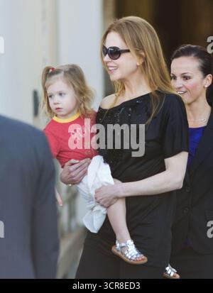 Sydney, Stati Uniti d'America. 12 dicembre 2010. SYDNEY, AUSTRALIA - 12 DICEMBRE: Nicole Kidman e Keith Urban tornano a casa a Sydney con la loro figlia Sunday Rose. Il 12 dicembre 2010 nel Queensland, Australia. Persone: Nicole Kidman Keith Urban Sunday Rose Urban Credit: Storms Media Group/Alamy Live News Foto Stock