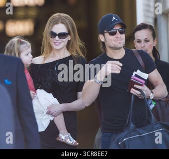 Sydney, Stati Uniti d'America. 12 dicembre 2010. SYDNEY, AUSTRALIA - 12 DICEMBRE: Nicole Kidman e Keith Urban tornano a casa a Sydney con la loro figlia Sunday Rose. Il 12 dicembre 2010 nel Queensland, Australia. Persone: Nicole Kidman Keith Urban Sunday Rose Urban Credit: Storms Media Group/Alamy Live News Foto Stock