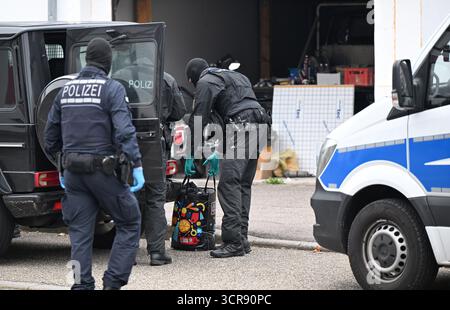 Weil Der Stadt, Germania. 30 settembre 2025. Gli agenti di polizia perquisiscono un veicolo di fronte a una casa. Stamattina, gli agenti di polizia hanno perquisito diverse proprietà in tre stati federali. Sono state perquistate un totale di 20 proprietà nel Baden-Württemberg, in Baviera e in Renania-Palatinato. Crediti: Bernd Weißbrod/dpa/Alamy Live News Foto Stock