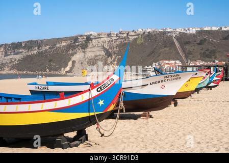 Colorate barche da pesca sulla spiaggia di Nazaré, Portogallo Foto Stock