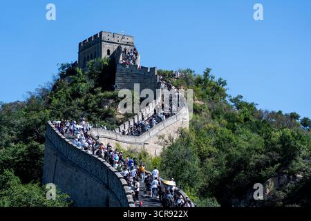 Pechino, Cina - 18 settembre 2025 : migliaia di visitatori esplorano le magnifiche antiche fortificazioni della grande Muraglia vicino a Pechino, Cina, unde Foto Stock