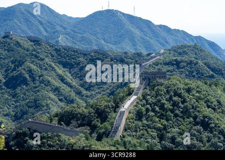 Pechino, Cina - 18 settembre 2025 : l'antica grande Muraglia cinese serpeggia drammaticamente attraverso le montagne verdeggianti vicino a Pechino, mettendo in mostra la storia Foto Stock