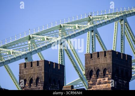 Dettaglio delle torri dell'arco d'acciaio del Ponte del Giubileo d'Argento e del viadotto ferroviario Foto Stock