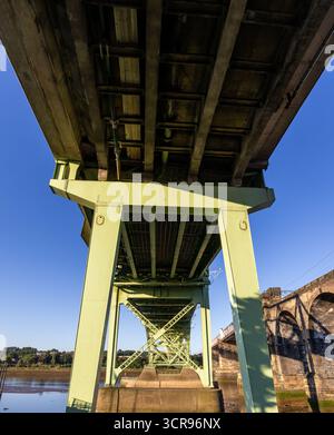 Vista dalla parte inferiore della struttura del Silver Jubilee Bridge sul fiume Mersey Foto Stock