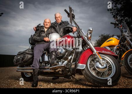 Due pensionati di vecchiaia e le loro moto Foto Stock