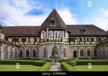Monastero di Bebenhausen, pozzo, edificio a graticcio, chiostro gotico, edificio sacro, edificio storico, architettura, ex abbazia cistercense Foto Stock