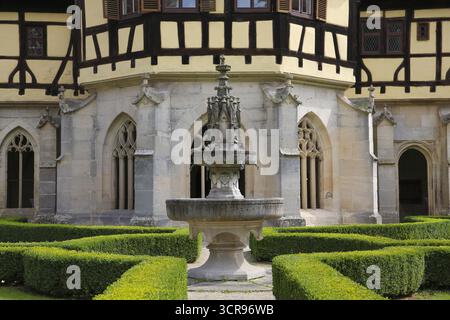 Monastero di Bebenhausen, pozzo, edificio a graticcio, chiostro gotico, edificio sacro, edificio storico, architettura, ex abbazia cistercense Foto Stock