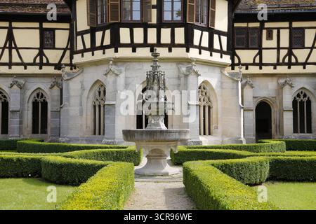 Monastero di Bebenhausen, pozzo, edificio a graticcio, chiostro gotico, edificio sacro, edificio storico, architettura, ex abbazia cistercense Foto Stock