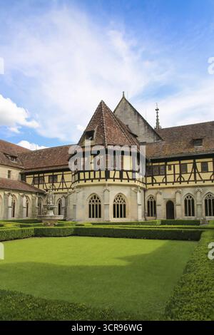 Monastero di Bebenhausen, pozzo, edificio a graticcio, chiostro gotico, edificio sacro, edificio storico, architettura, ex abbazia cistercense Foto Stock
