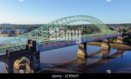 Vista aerea del Ponte del Giubileo d'argento e del viadotto ferroviario che attraversa il fiume Mersey a Widnes Foto Stock