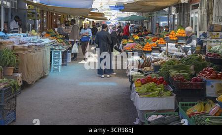 Vari banchi pieni di frutta e verdura fresca in un mercato affollato, Gyumri, Giumri, Gyumri, provincia di Shirak, Armenia Foto Stock