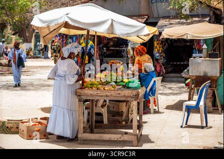 DAKAR, SENEGAL - 19 APRILE 2022: Shopping in un mercato sull'isola di Goree a Dakar, Senegal Foto Stock