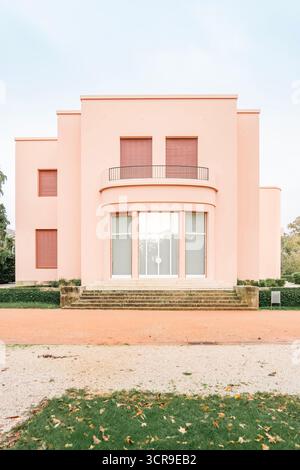 Vista frontale della caratteristica facciata rosa salmone e Art Deco della storica Villa Serralves (Casa de Serralves) nei suoi giardini, Porto, Portogallo Foto Stock