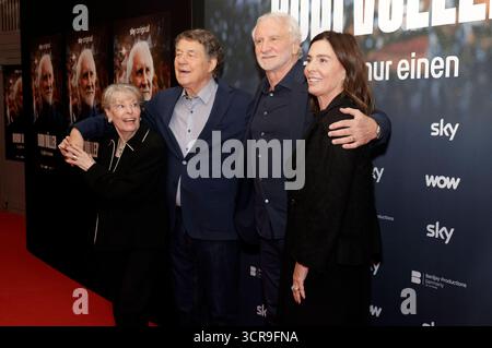 Beate Rehhagel, otto Rehhagel, Rudi Völler und Sabrina Völler bei der Premiere des Sky Dokumentarfilms Rudi Völler - es gibt nur einen im Gibson Club. Francoforte sul meno, 29.09.2025 *** Beate Rehhagel, otto Rehhagel, Rudi Völler e Sabrina Völler alla prima del documentario Sky Rudi Völler CE n'è solo uno al Gibson Club Frankfurt am Main, 29 09 2025 foto:XP.xBackx/xFuturexImagex voeller 5937 Foto Stock