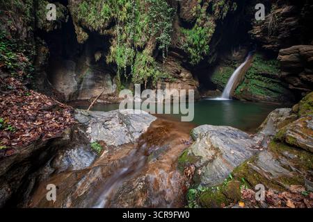 Il paesaggio è incredibile vicino alla piccola cascata di Bayindir, in Turchia Foto Stock