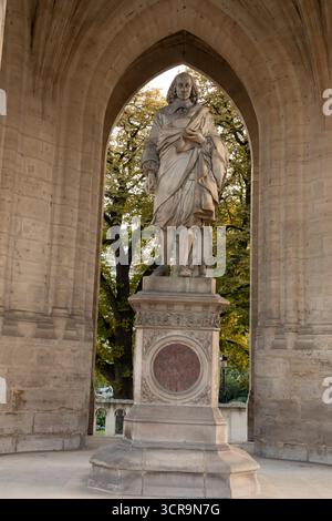 Parigi, Francia - 09 27 2025: Ammira la statua di Blaise Pascal alla base della torre Saint-Jacques Foto Stock