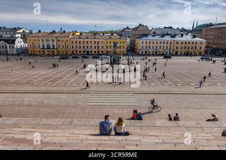 Helsinki, Finlandia - 16 maggio 2025: Persone in Piazza del Senato (in finlandese Senaatintori) nel centro della città. Foto Stock