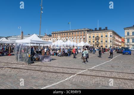 Helsinki, Finlandia - 16 maggio 2025: Persone che fanno shopping nella piazza del mercato (finlandese: Kauppatori) nel centro della città. Foto Stock