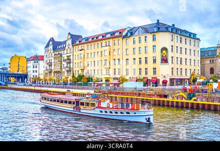 BERLINO, GERMANIA - 3 OTTOBRE 2019: Il battello turistico, navigando lungo il fiume Sprea nel quartiere storico, il 3 ottobre a Berlino Foto Stock