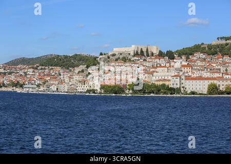Šibenik, Dalmazia, Croazia. 30 settembre 2025. Vista panoramica della storica città adriatica dal mare, con la cattedrale di San Giacomo, patrimonio dell'umanità dell'UNESCO, e il lungomare della baia di Sibenik. La città ospita la 67a Assemblea generale MedCruise (30 settembre-3 ottobre), riunendo rappresentanti dei porti crocieristici del Mediterraneo, delle linee di crociera, delle autorità turistiche e dei partner industriali. L'evento annuale comprende conferenze, workshop e riunioni incentrate sullo sviluppo dei porti, la connettività, la crescita sostenibile e le tendenze future del turismo crocieristico nella regione. Crediti: Kevin Izorce/Alamy Live News Foto Stock