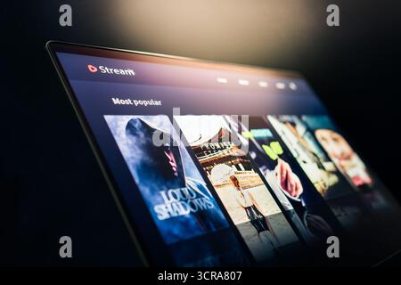 Servizio piattaforma di streaming per film e serie online sullo schermo. TV, mockup di contenuti video televisivi. Guardare l'intrattenimento in abbonamento su Internet. Foto Stock