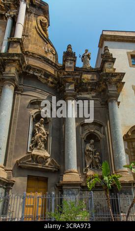 Sant'Anna la Misericordia nel quartiere Kalsa di Palermo in Sicilia. Chiesa del XVII secolo con una facciata barocca convessa-convessa del XVIII secolo Foto Stock