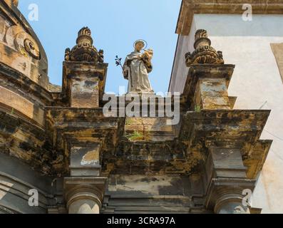 Sant'Anna la Misericordia nel quartiere Kalsa di Palermo in Sicilia. Chiesa del XVII secolo con una facciata barocca convessa-convessa del XVIII secolo Foto Stock