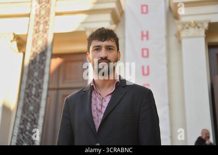 Berlino, Germania. 30 settembre 2025. Il regista teatrale Ersan Mondtag parteciperà alla conferenza stampa e all'anteprima della mostra per il 7° Salone d'autunno di Berlino (02.10.-30.11.) Dal titolo "Re-Imagine: La Casa Rossa" al teatro Maxim Gorki. È l'ultimo salone autunnale del direttore artistico Langhoff al Maxim Gorki Theater. Crediti: Paul Zinken/dpa/Alamy Live News Foto Stock