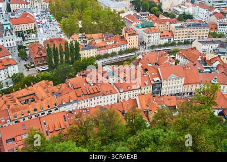 Slovenia, Lubiana - 23 settembre 2022: Affascinanti tetti di Lubiana accattivante vista aerea che mostra l'architettura colorata Foto Stock
