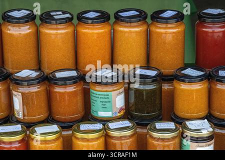 Selezione di marmellate fatte a mano, sottaceti e conserve in un mercato agricolo in Grecia Foto Stock