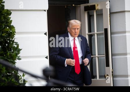 Washington, Stati Uniti. 30 settembre 2025. Il presidente Donald Trump emerge dalla Casa Bianca mentre si dirige a bordo di Marine One il 30 settembre 2025. (Francis Chung/Pool/Sipa USA) credito: SIPA USA/Alamy Live News Foto Stock