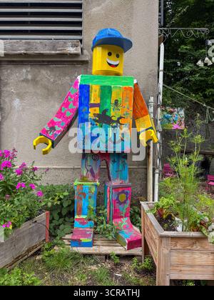 Statua colorata ispirata ai Lego con Foto Stock
