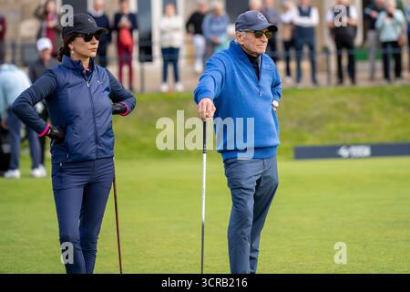 St Andrews, Scozia. 30 settembre 2025. Le leggende di Hollywood Michael Douglas e Catherine Zeta-Jones giocano insieme l'Old Course davanti all'Alfred Dunhill Links Championship. Crediti: Tim Gray/Alamy Live News Foto Stock