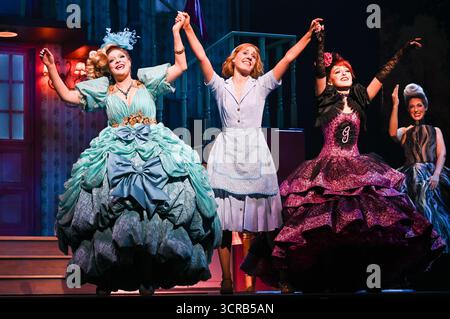 Madrid, Spagna. 30 settembre 2025. Gli attori si esibiscono durante la presentazione del musical "Cenerentola" al Teatro Rialto di Madrid, 30 settembre 2025, Spagna. (Foto di Oscar Gonzalez/Sipa USA) credito: SIPA USA/Alamy Live News Foto Stock