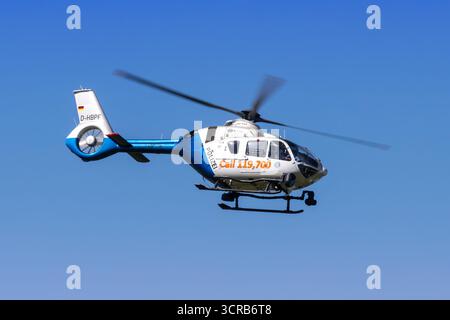 Monaco, Germania - 19 agosto 2025: Elicottero Polizei Eurocopter EC 135P3 della polizia bavarese presso l'aeroporto di Monaco in Germania. Foto Stock