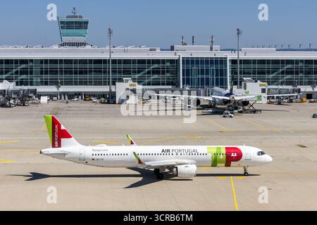 Monaco di Baviera, Germania - 19 agosto 2025: Aereo TAP Air Portugal Airbus A321neo presso l'aeroporto di Monaco in Germania. Foto Stock