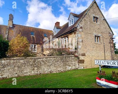 GREATWORTH Northamptonshire Greatworth History Church Village Pargiter Washington Armey sposò un vecchio posto di famiglia all'interno della residenza locale Foto Stock
