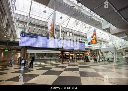 Monaco, Germania - 19 agosto 2025: Terminal dell'aeroporto di Monaco in Germania. Foto Stock