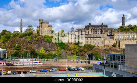 Skyline di Edimburgo con Waverley Station, Calton Hill e St Andrew's House, che mostrano l'architettura neoclassica e storica della città. Foto Stock