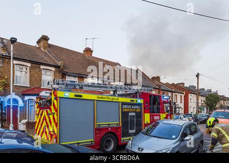 I vigili del fuoco di Londra rispondono al fuoco della casa. Londra, Regno Unito, 15 giugno 2023 Foto Stock