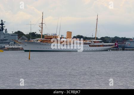 Dannebrog lo yacht reale danese che funge da residenza ufficiale e privata del re durante le visite ufficiali all'estero e le crociere nelle acque nazionali. Foto Stock