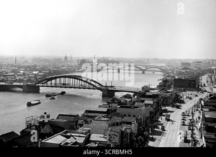 Foto d'epoca dei ponti di Komagatabashi e Umayabashi visti da Asakusa a Tokyo, Giappone - 1956 Foto Stock