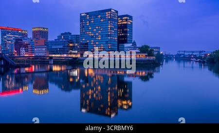Il MedienHafen a Dusseldorf all'ora blu, con splendidi riflessi sull'acqua Foto Stock