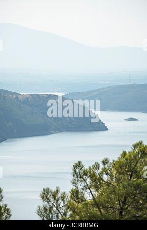 Vista aerea verticale che mostra gli schemi astratti formati dal serbatoio e dalle valli montane circostanti Foto Stock