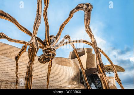 Bilbao, Spagna 17 luglio 2025: Primo piano di Maman Spider Sculpture al Guggenheim Museum Bilbao Foto Stock
