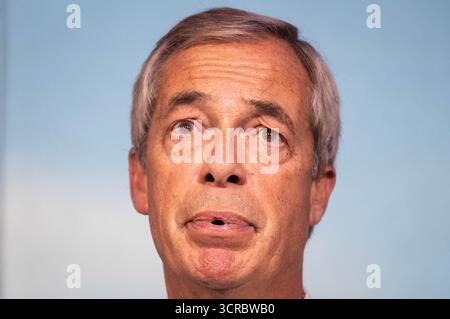 Il leader britannico della riforma Nigel Farage reagisce al discorso del primo ministro Sir Keir Starmer alla conferenza del Partito Laburista, durante una fotocall presso la sede centrale della Reform UK a Westminster, Londra. Data foto: Martedì 30 settembre 2025. Foto Stock