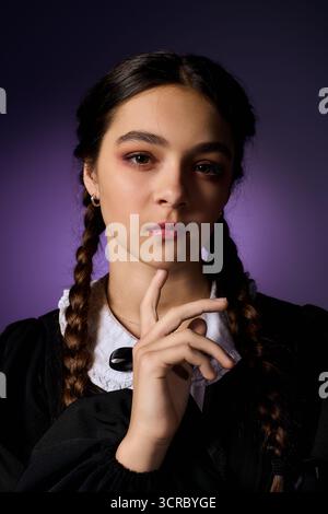 Una ragazza con trecce indossa un abito gotico, catturando l'essenza di Halloween e del divertimento autunnale. Foto Stock